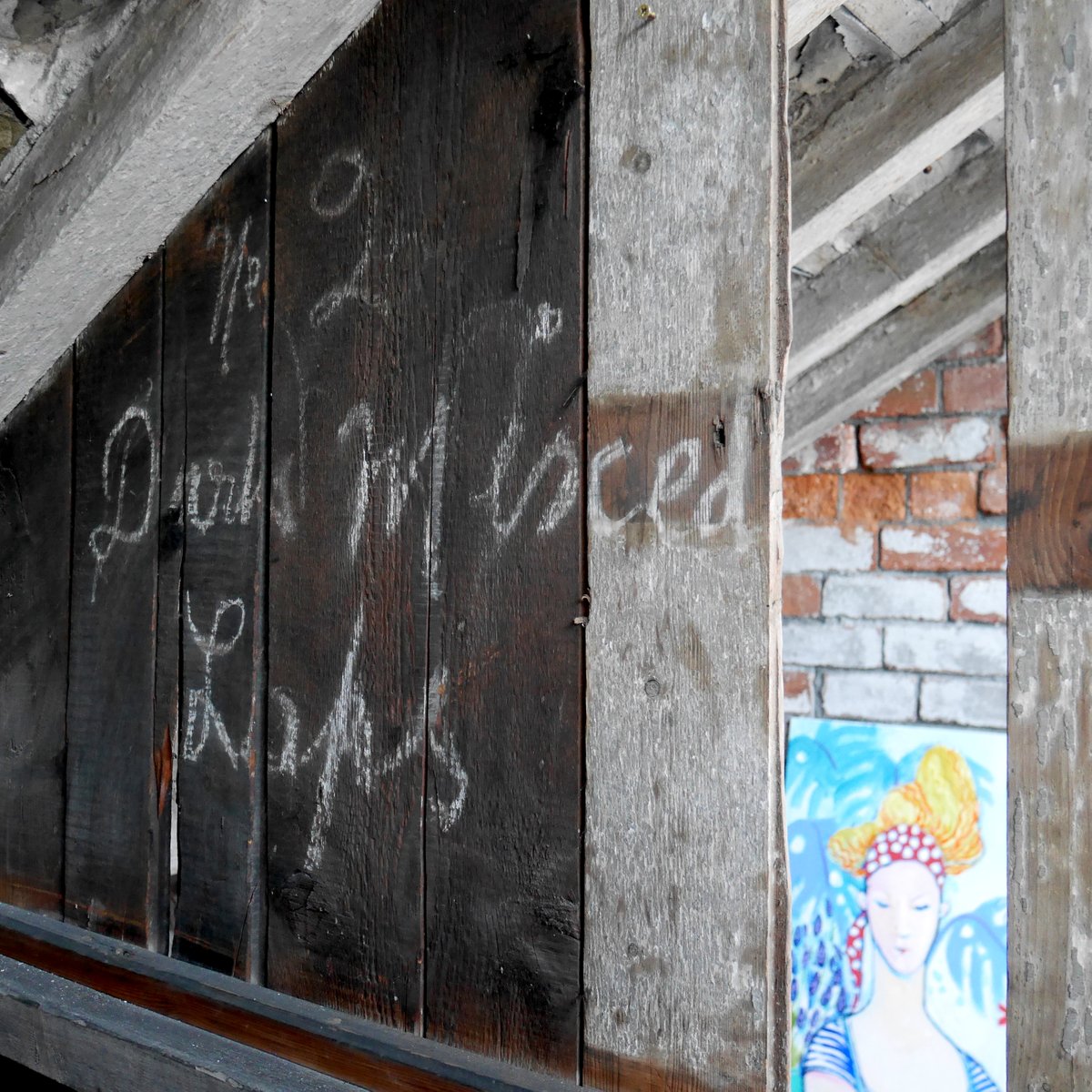 sunnybankmills's tweet photo. Loft vibes ✌️ We've been taking little trips up to the Spinning Mill Loft to check the progress of Mel Davies' set up for his upcoming exhibition 'Green and Pleasant' and found these chalk markings in the eaves.
#SunnyBankMills #MillLife #LoftVibes #YorkshireHeritage https://t.co/A0ihDY3mVR