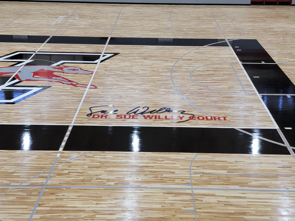 Brubeckr's tweet photo. The floor turned out...the photos do not do it justice. Excited for our SA's! @UIndyADEmerita @UIndyAthletics @UIndyVball @UIndyMBB @UIndyWBB https://t.co/zgZpGdSz3H