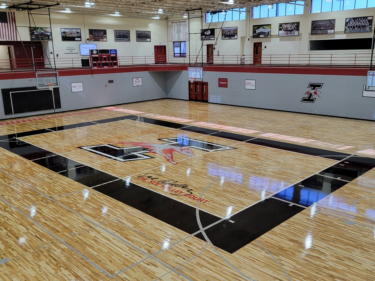 Brubeckr's tweet photo. The floor turned out...the photos do not do it justice. Excited for our SA's! @UIndyADEmerita @UIndyAthletics @UIndyVball @UIndyMBB @UIndyWBB https://t.co/zgZpGdSz3H