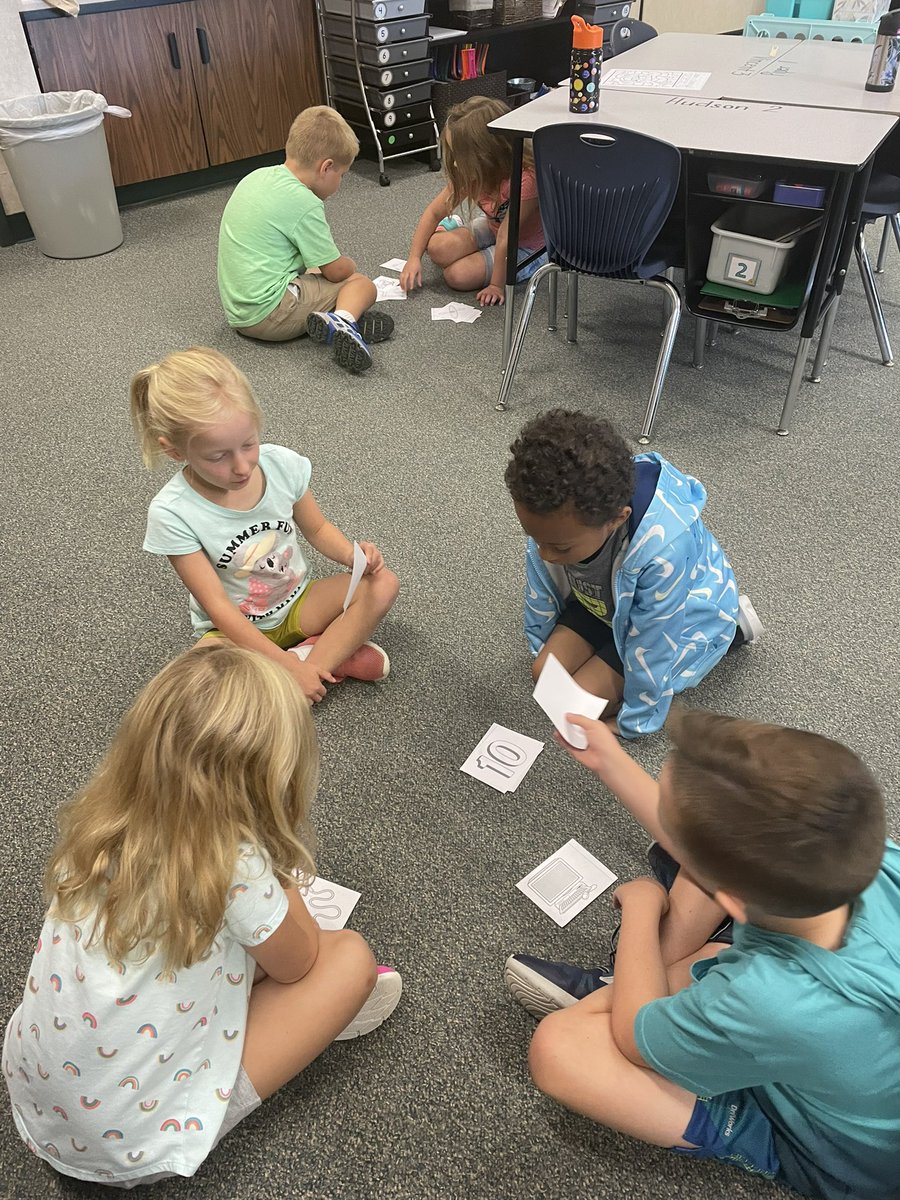 HESVerBryck1's tweet photo. Working together to sort words with the same beginning sound. https://t.co/6spBeA3nJ6