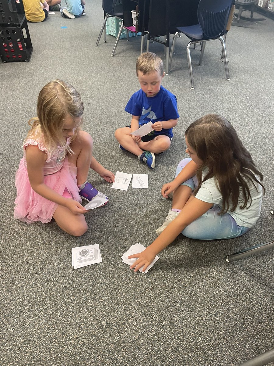 HESVerBryck1's tweet photo. Working together to sort words with the same beginning sound. https://t.co/6spBeA3nJ6