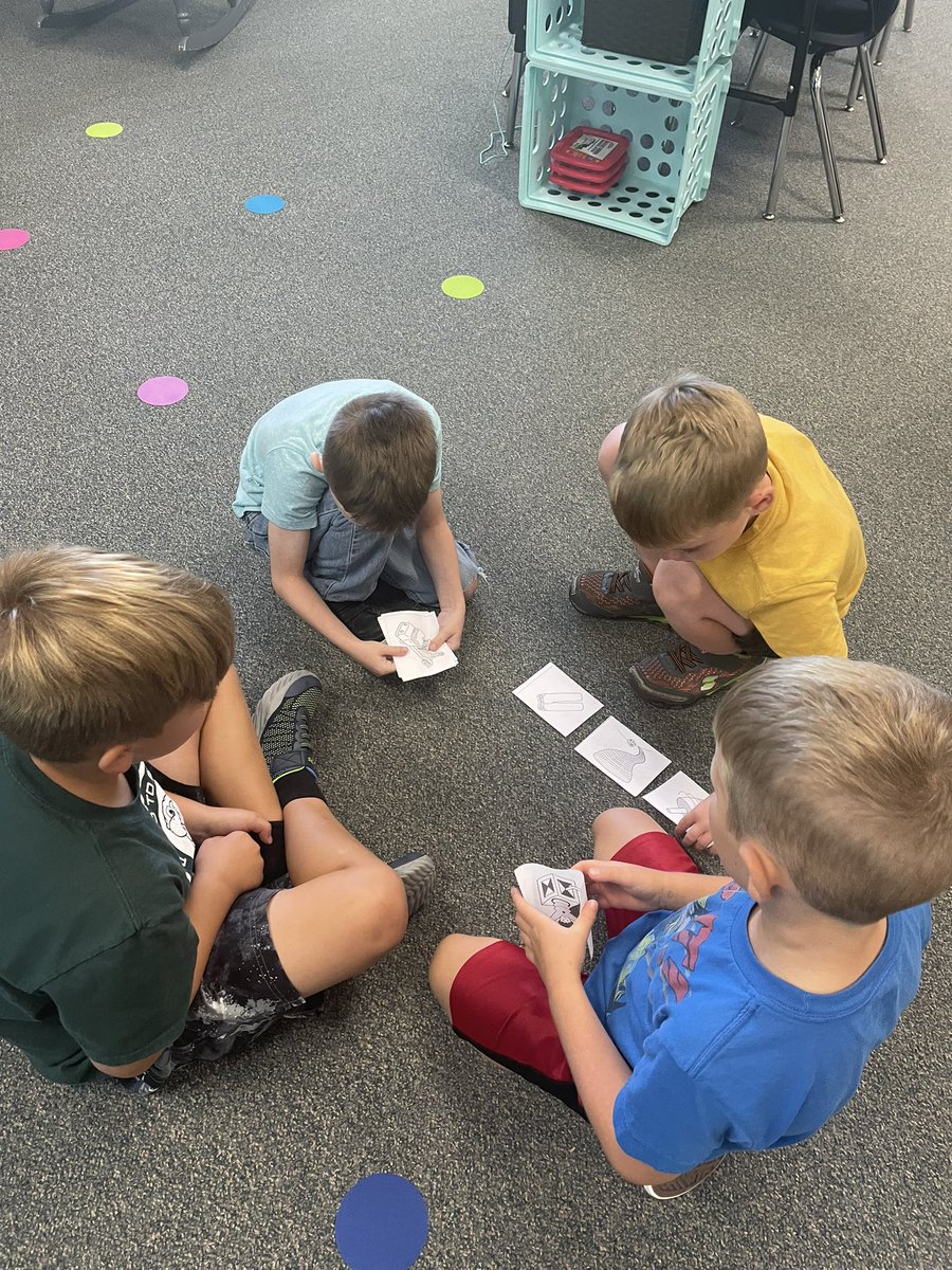 HESVerBryck1's tweet photo. Working together to sort words with the same beginning sound. https://t.co/6spBeA3nJ6