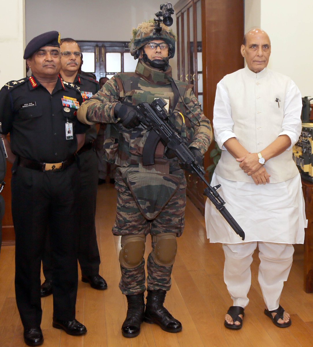 Defence_Squad_'s tweet photo. RM Shri Rajnath Singh handed over indigenously-developed eqpt &amp; systems to #IndianArmy in New Delhi, today. These include Future Infantry Soldier, new generation anti-personnel mine, upgraded sights system for tanks, high mobility Infantry Protected Vehicles &amp; Assault Boats. https://t.co/Z7hug7TeDz