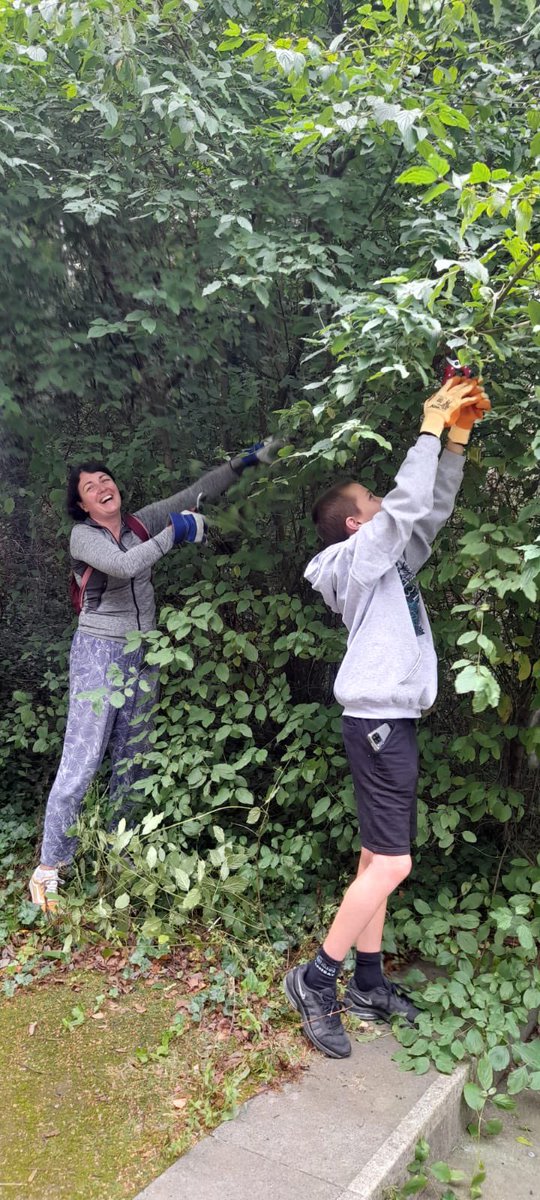 Green councillor Anna Key joins the great #FestivalGardens clean up today. Thank you to all the organisers and volunteers.