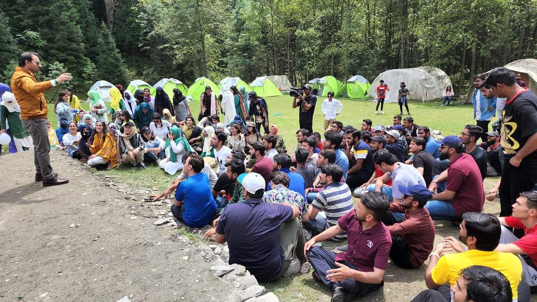 MillionSmilesPK's tweet photo. Endless "Possibilities" with a Million Smiles !!
Forest, Fire & Fun... The "Wall-Less" class rooms with @QaiserAbbas at the Leadership Bootcamp - Trek Venture 2.0 by #MillionSmiles.
The "Gladiators of Leadership" roared with a Million Smiles for All !!
#ExperiantialLearning https://t.co/BoGHZvk6yd