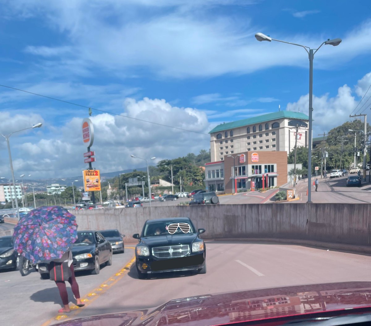 CaroAguilar's tweet photo. En mi reporte de hoy de personas que conducen en contra vía: él se enojó y me insultó. Estuvimos ahí varios minutos por que yo le dije que no me iba a mover 🤷🏻‍♀️ 
#ManejeBienOmbe y sea un buen ciudadano que poco cuesta. https://t.co/Rp2pKDdjDl