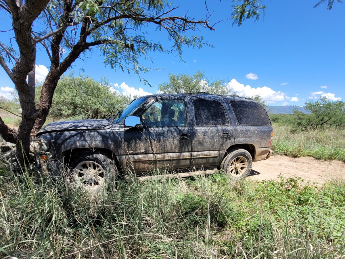USBPChiefTCA's tweet photo. In collaboration, #SVPolice and @CBPAMO assisted Tucson Sector agents with a fleeing SUV near Sierra Vista.
Following a single-vehicle crash, the Mexican citizen driver and six migrants were arrested after they tried to flee from the scene. #Teamwork
@SierraVistaAZ https://t.co/V68fGYPC2i