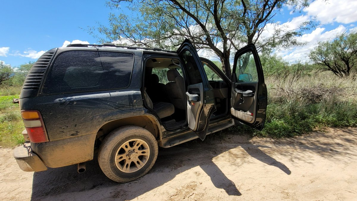 USBPChiefTCA's tweet photo. In collaboration, #SVPolice and @CBPAMO assisted Tucson Sector agents with a fleeing SUV near Sierra Vista.
Following a single-vehicle crash, the Mexican citizen driver and six migrants were arrested after they tried to flee from the scene. #Teamwork
@SierraVistaAZ https://t.co/V68fGYPC2i
