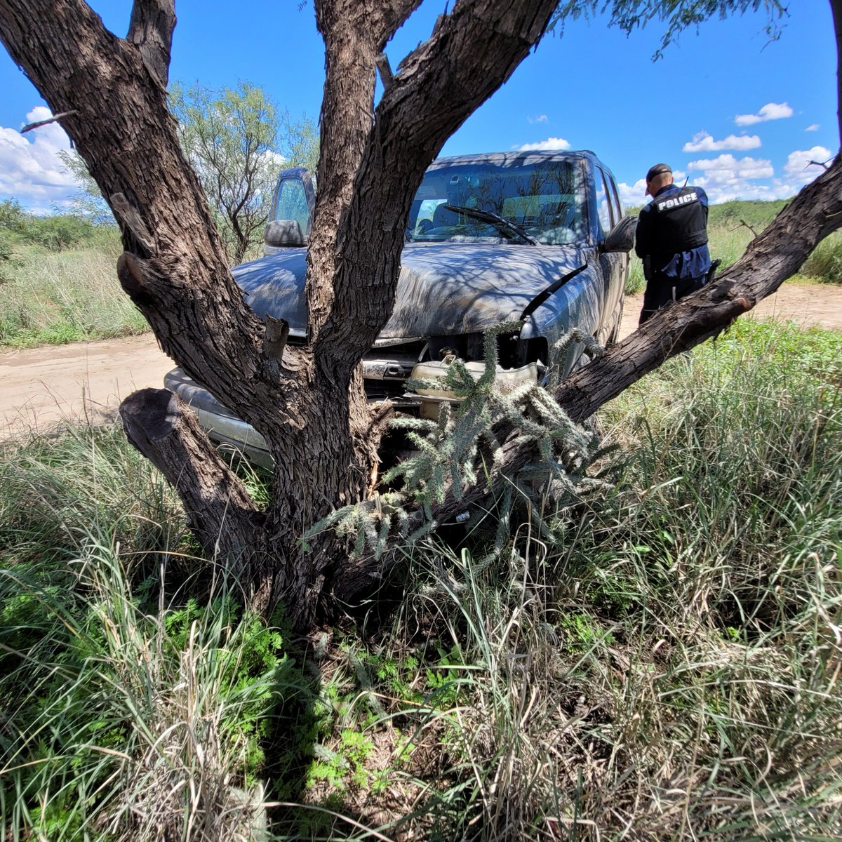 USBPChiefTCA's tweet photo. In collaboration, #SVPolice and @CBPAMO assisted Tucson Sector agents with a fleeing SUV near Sierra Vista.
Following a single-vehicle crash, the Mexican citizen driver and six migrants were arrested after they tried to flee from the scene. #Teamwork
@SierraVistaAZ https://t.co/V68fGYPC2i