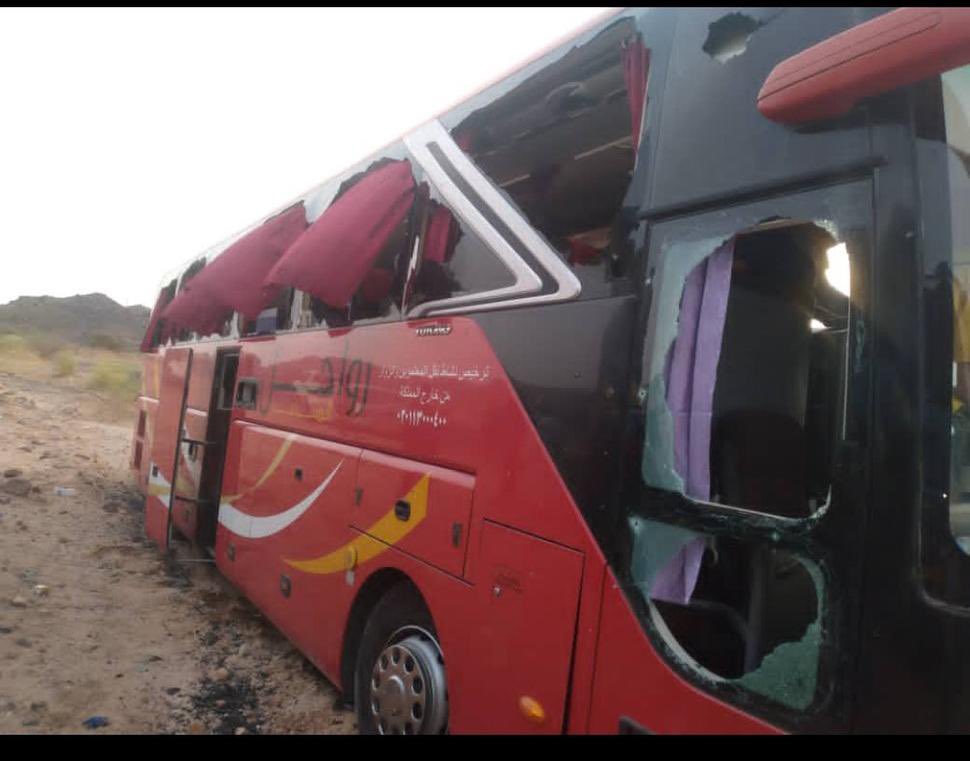 الحافلة المدنية التي تعرضت للقصف بالطيران الإماراتي على طريق الرابط بين شبو...
