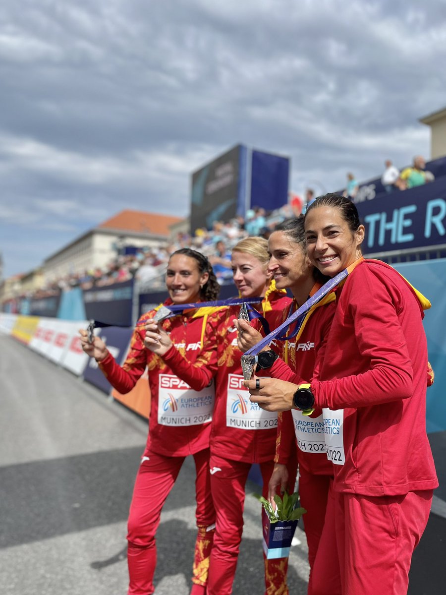 Aquestes quatre noies es van posar a plorar juntes ahir al podi. Però sabeu perquè? Doncs perquè això no es gens fàcil, i cadascuna d’elles té una història d’esforç i superació al darrera, que només els que estàvem a “dins” vam poder saber o mínimament intuïr