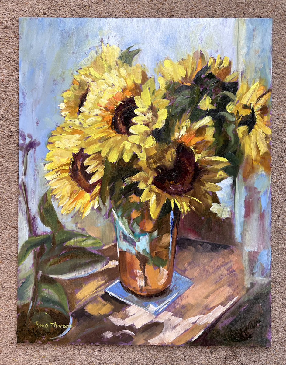 I think my last painting of sunflowers for now but I’ve made it a BIG one and included the whole vase! 😄 

‘Sunflowers in the Kitchen Window’
Oil on ply panel, 355x457mm (14x18”) 

#oilpainter #oilpainting #artist #sunflower #sunshine  #paintinglight #allaprima #flowerpainting