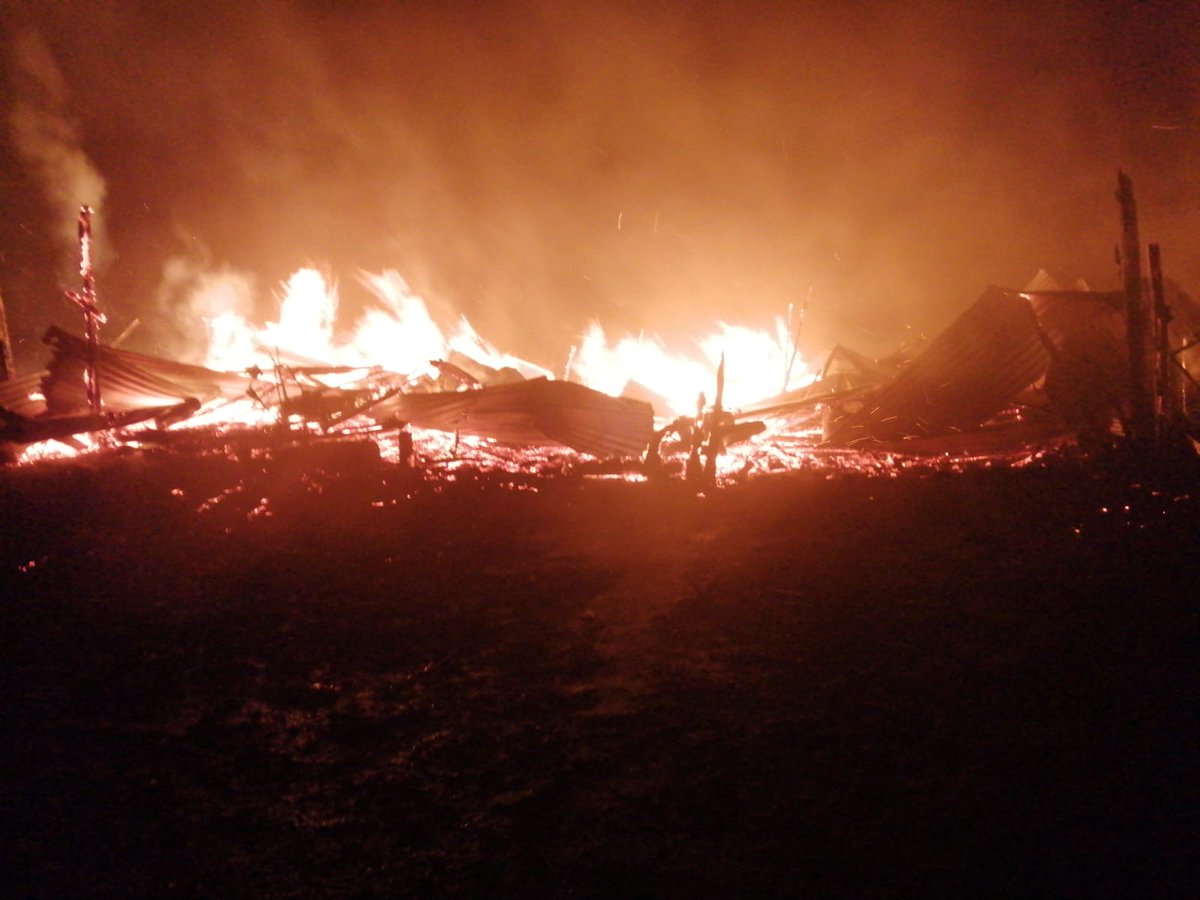 ConectaTV2's tweet photo. CAÑETE | Una casa fue quemada por desconocidos en la localidad de Collico, frente al kilómetro 13 de la ruta P72s. En el sitio del suceso fue dejado un lienzo  "ilegible" por la acción de la lluvia y el viento. Este ataque incendiario ocurrió pasadas las 20 horas de ayer lunes. https://t.co/kgbAUJk7SA
