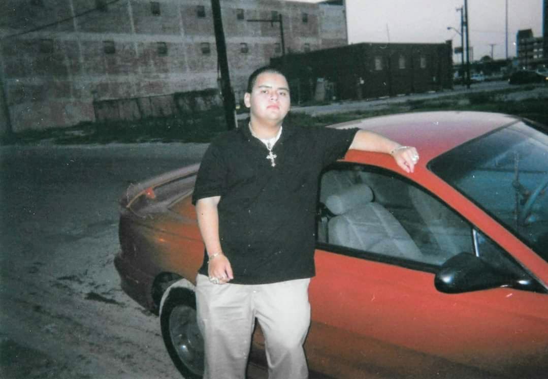 mexicanbuddha87's tweet photo. Showing some love to all the @SAISD kids going back to school today.Gonna share this pic from my first day of senior year with Mustang Sally way back in 2005 to show some love #firstdayofschoolpic #classof2006 #foxtech #foxtechhighschool #throwback #schoolpicture #highschool https://t.co/46bBLntNWt