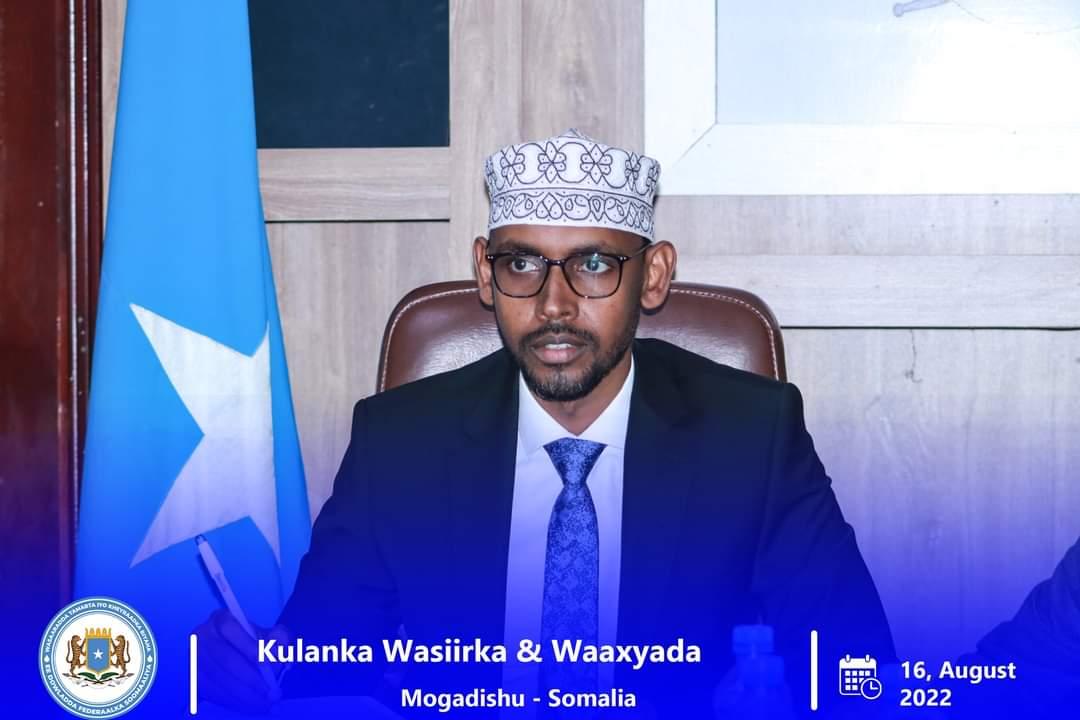 MoEWRSo's tweet photo. Wasiirka Wasaaradda Tamarta iyo Kheyraadka Biyaha  DFS Mudane Jama Taqal ayaa kulan la qaatay hawl-wadeenada Waaxda Tamarta oo uu hormuud u yahay Agaasimaha waaxda Mudane, Xasan Cabdullaahi Isaaq, Hawl-wadeenada mashaariicda iyo madax qeybyada 1/3 https://t.co/2q9bJFHCW3