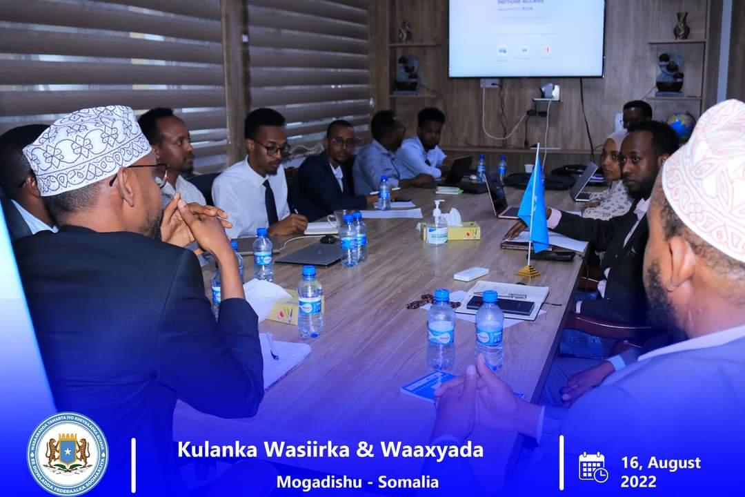 MoEWRSo's tweet photo. Wasiirka Wasaaradda Tamarta iyo Kheyraadka Biyaha  DFS Mudane Jama Taqal ayaa kulan la qaatay hawl-wadeenada Waaxda Tamarta oo uu hormuud u yahay Agaasimaha waaxda Mudane, Xasan Cabdullaahi Isaaq, Hawl-wadeenada mashaariicda iyo madax qeybyada 1/3 https://t.co/2q9bJFHCW3