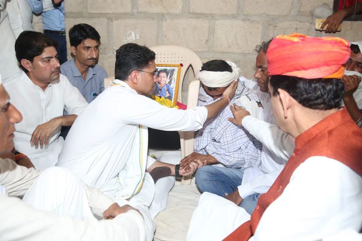 SachinPilot's tweet photo. जालौर जिले के ग्राम सुराणा में कुछ दिन पहले शिक्षक द्वारा बेरहमी से की गई पिटाई से अपने प्राण गंवाने वाले मासूम छात्र स्व. इंद्र क��मार के घर पहुंचकर उसे श्रद्धांजलि अर्पित की एवं परिजनों से मिलकर उन्हें सांत्वना दी।
इस दुख की घड़ी में मेरी संवेदनाएं पीड़ित परिवार के साथ हैं। https://t.co/HExvjiUWB6
