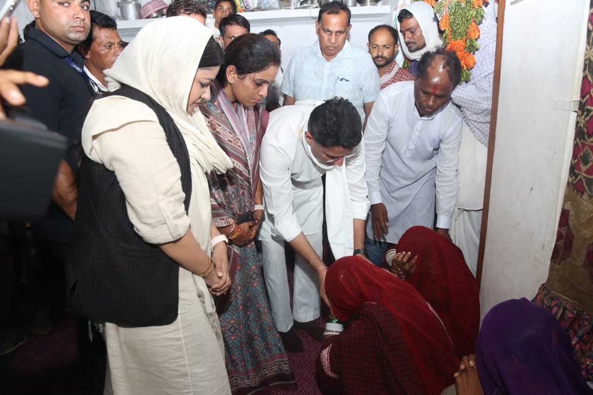 SachinPilot's tweet photo. जालौर जिले के ग्राम सुराणा में कुछ दिन पहले शिक्षक द्वारा बेरहमी से की गई पिटाई से अपने प्राण गंवाने वाले मासूम छात्र स्व. इंद्र क��मार के घर पहुंचकर उसे श्रद्धांजलि अर्पित की एवं परिजनों से मिलकर उन्हें सांत्वना दी।
इस दुख की घड़ी में मेरी संवेदनाएं पीड़ित परिवार के साथ हैं। https://t.co/HExvjiUWB6