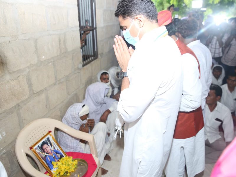 SachinPilot's tweet photo. जालौर जिले के ग्राम सुराणा में कुछ दिन पहले शिक्षक द्वारा बेरहमी से की गई पिटाई से अपने प्राण गंवाने वाले मासूम छात्र स्व. इंद्र क��मार के घर पहुंचकर उसे श्रद्धांजलि अर्पित की एवं परिजनों से मिलकर उन्हें सांत्वना दी।
इस दुख की घड़ी में मेरी संवेदनाएं पीड़ित परिवार के साथ हैं। https://t.co/HExvjiUWB6
