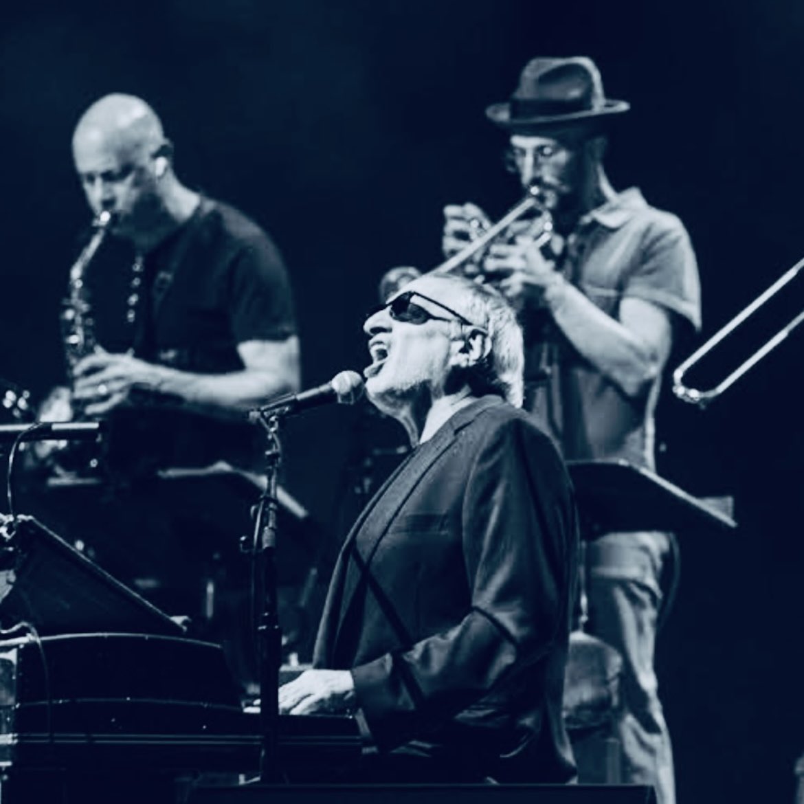 MichaelLeonhart's tweet photo. Another classic #steelydan #photo from the 2020 #tour
๐ธby #dylaneddinger
Stay tuned for more tour picsโฆ
#donaldfagen @DonaldFagen #fenderrhodes #trumpet @WaltWeiskopf #altosax https://t.co/ZvErvrPd75