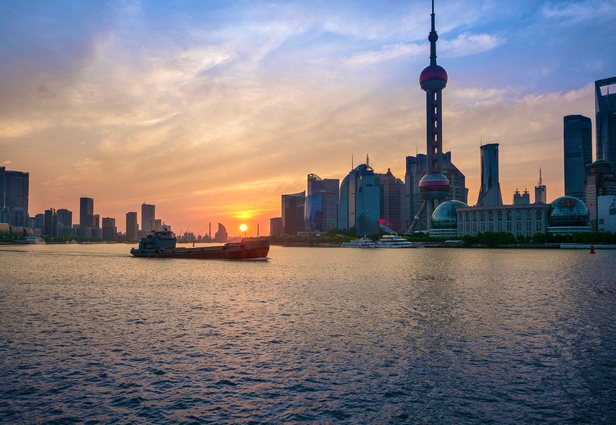 The National Meteorological Center renewed a red warning for high temperatures today for the fifth day in a row. #Shanghai's highs were just below 40 degrees when a series of cloudbursts brought temperatures down into the mid 30s, more the same weather is forecast for tomorrow.