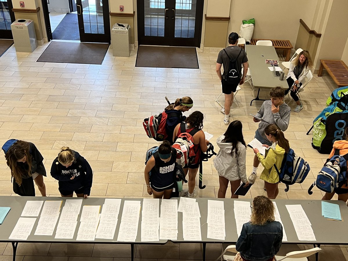 JBSchool's tweet photo. Seniors getting their Burroughs class schedules for the last time! #jbsstudents https://t.co/vmGmot7F4g