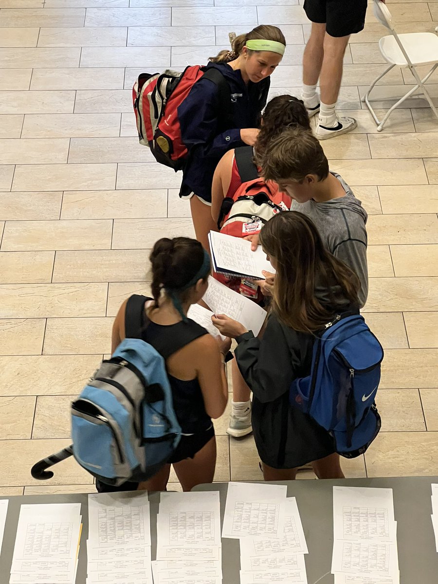 JBSchool's tweet photo. Seniors getting their Burroughs class schedules for the last time! #jbsstudents https://t.co/vmGmot7F4g