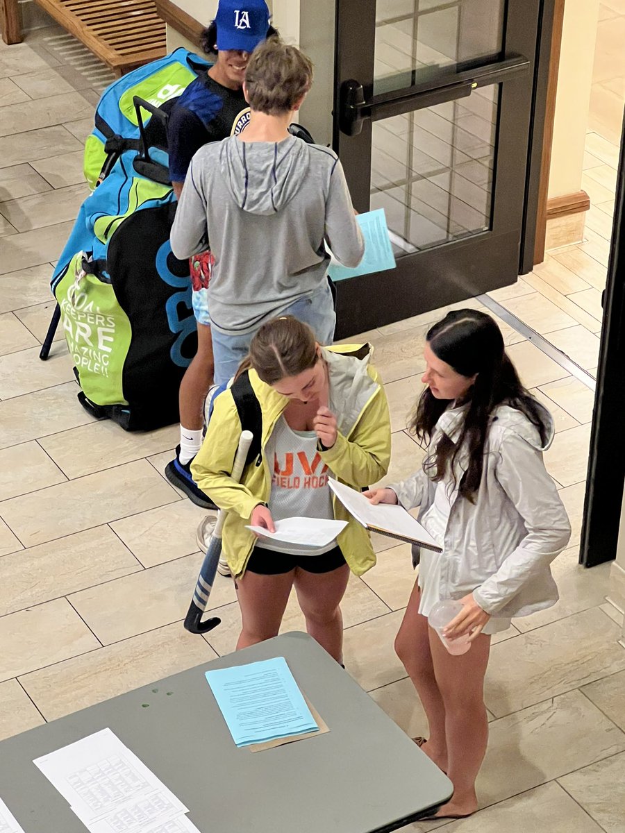 JBSchool's tweet photo. Seniors getting their Burroughs class schedules for the last time! #jbsstudents https://t.co/vmGmot7F4g