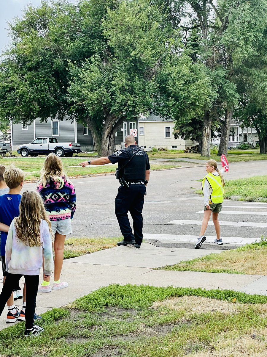 mrskkmitchell's tweet photo. 🛑Thank you, Officer Bauer, for training our Safety Patrol students @NPSLincoln! #npspanthers @npspanthers https://t.co/OdHGPAma0v