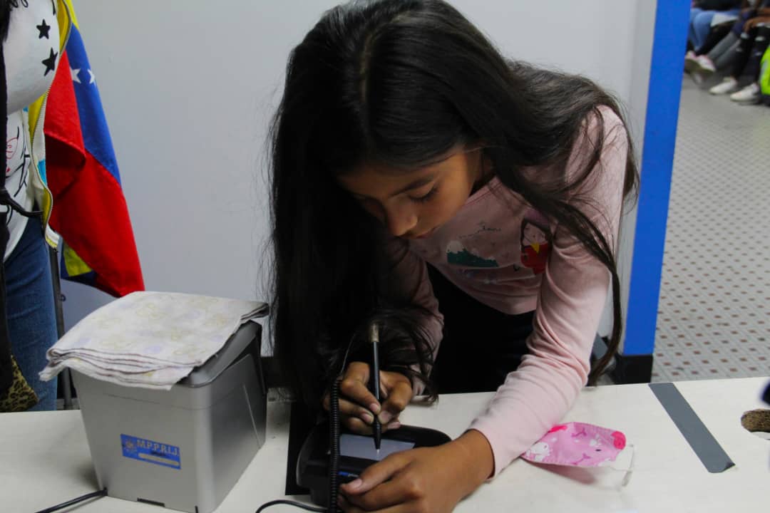MijpVzla's tweet photo. #Enterate| Más de 90 oficinas de  @VenezuelaSaime en todo el territorio nacional, se encuentran operativas para la emisión de la cédula de identidad por primera vez para los niños, niñas y adolescentes de nuestra patria. #MaestrosYObrerosDeLaPatria https://t.co/395Kl2udOV