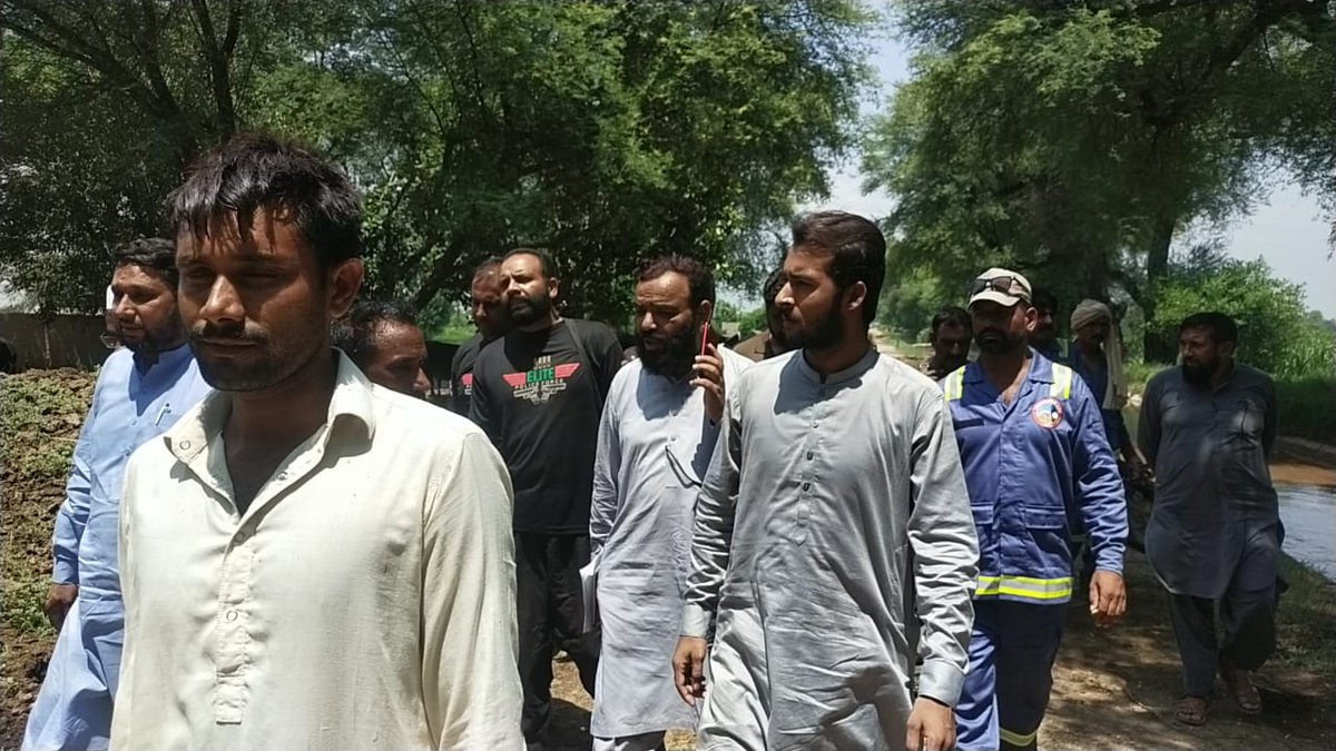 MEPCOVehari1's tweet photo. On the occasion Superintendenting Engineer MEPCO Circle Vehari Engr Sajid Hussain Gondal and XEN MEPCO Division Vehari Fayyaz Hussain Khokhar said #Operation #Rahay #Rast has been initiated against Electricity Stealers. 2/2 @AmjadHafeez19 @MoWP15 @MepcoA https://t.co/cKuFE5ma0F