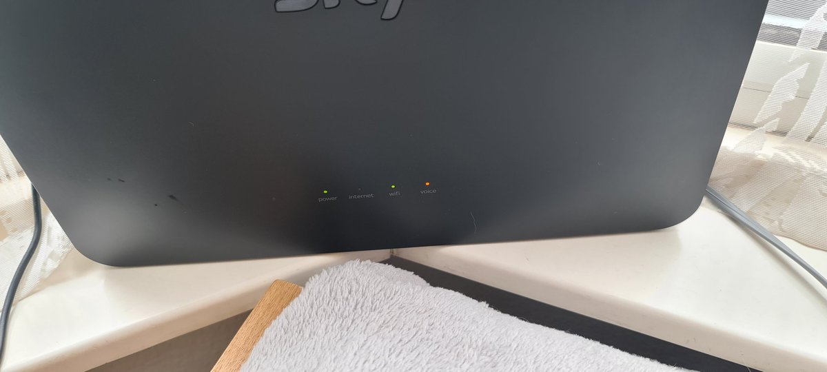 MissPersuade's tweet photo. @SkyHelpTeam my broadband keeps dropping out... and now after resetting it won't come back on.. help https://t.co/ncHJOGePmc
