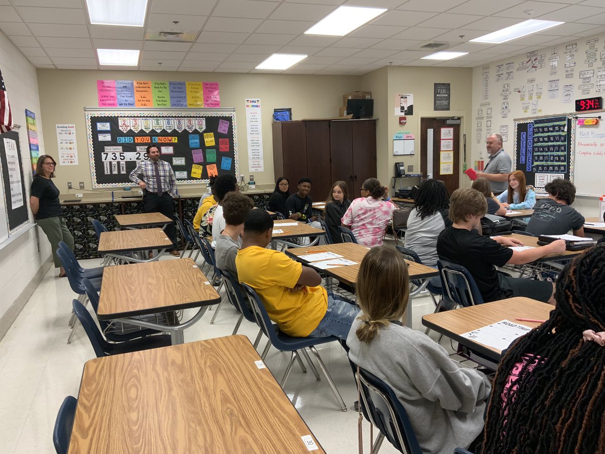 JackieAFlowers's tweet photo. .@tedemtb @FFCSoar using a fun activity to teach dialogic structures to students while setting expectations for how we communicate in our classroom during learning. #FCSLearn https://t.co/7rbrOT2U7n