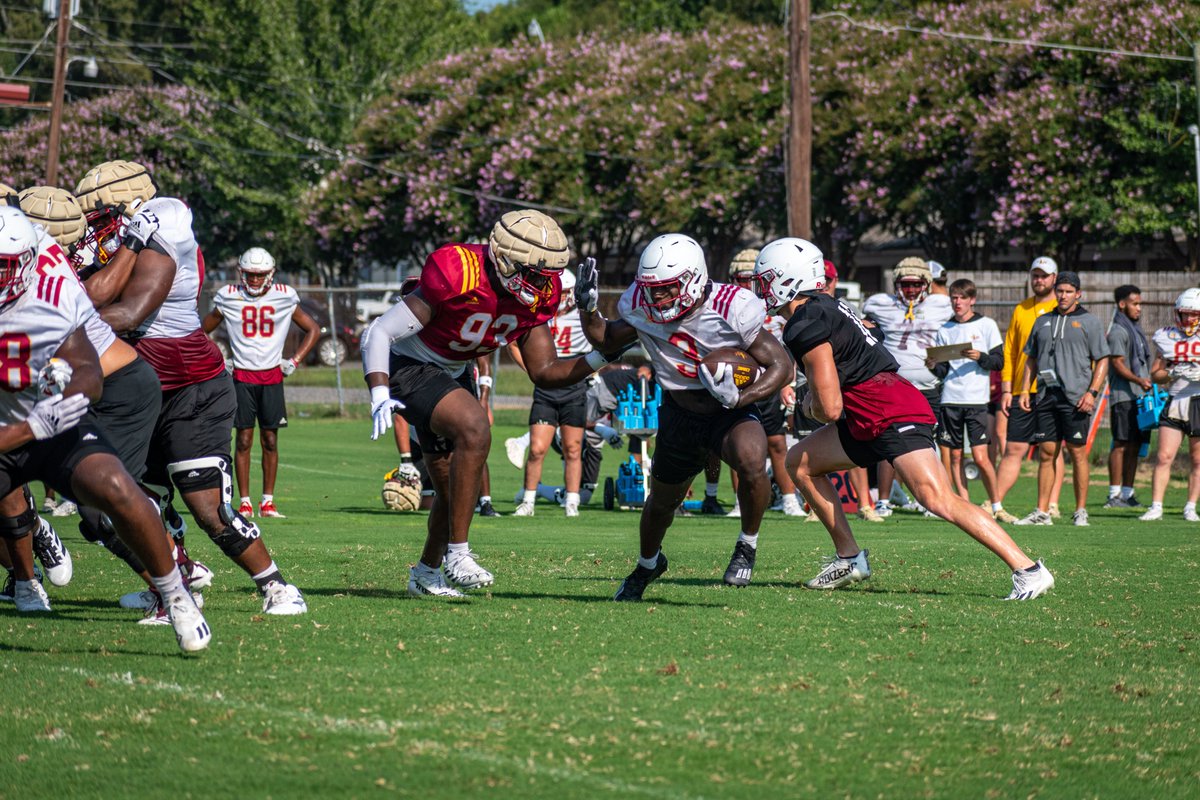 𝗗𝗔𝗬 𝟭𝟬 | 𝗥𝗘𝗟𝗘𝗡𝗧𝗟𝗘𝗦𝗦 📷 @CoachTHundley #WIN #TheBestIsOnTheBayou #Funroe #SunBeltFB