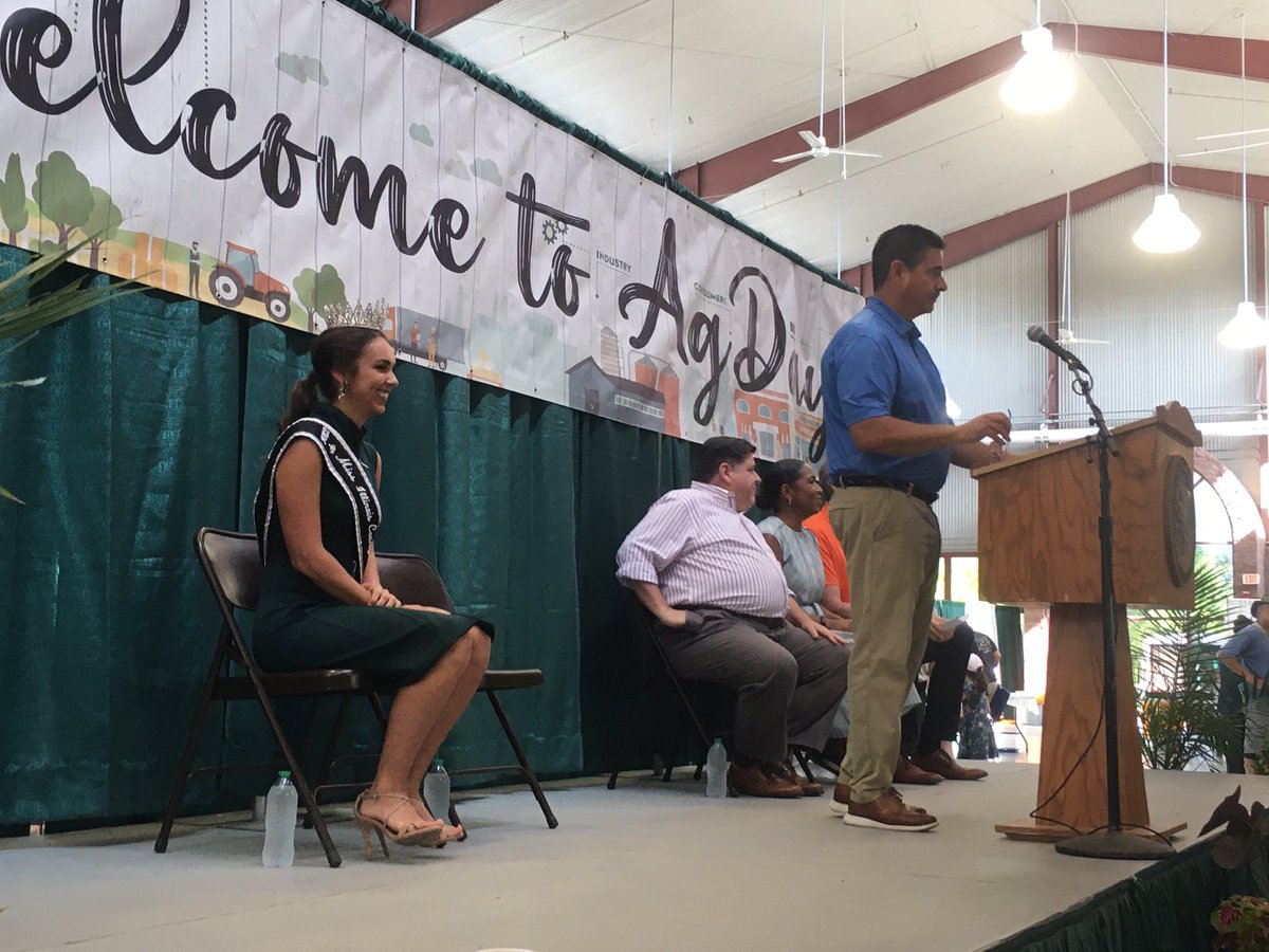 ShipmanKay's tweet photo. #AgDay @ILStateFair @ILAgriculture Director Costello welcomes large crowd of ag leaders and families. https://t.co/22CWHtkAaj