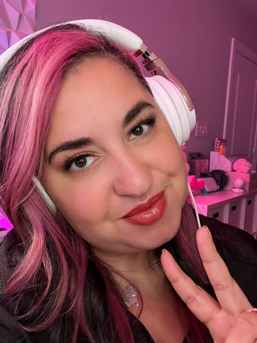 pinkfantasylive's tweet photo. #chessvschat today!  Chat wins I do a $25 gift card giveaway. 

Fall guys if we have time! 

Every time we hit 10 views we do Stream Racer for a giveaway of bits and subs. 

Come hangout with your coffee.  Starting soon!

#teamxo___ https://t.co/qKRarIrmTX