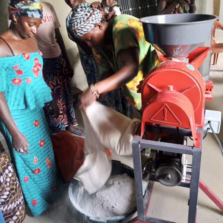 Energy4ImpactSn's tweet photo. #GBE/#APROVERT: Formation en bonnes pratiques d'utilisation des applications solaires 
Les femmes transformatrices de la banane à #Badi deviennent autonomes dans la gestion de leurs équipements solaires et anticipent les pannes. https://t.co/BCJk2QxVtv