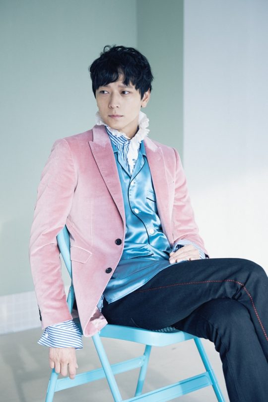 DongwonStyle's tweet photo. Gang Dong-won wearing velvet suit jacket

#SaintLaurent
#Gucci https://t.co/cXtTbFzksN