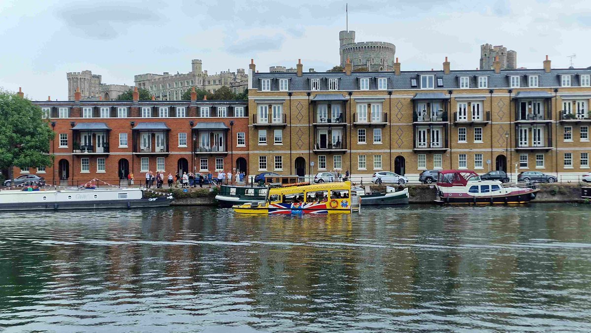 RomneyWeir's tweet photo. Hi @WindsorDuckTour - good of you to drop by  #Thames #boating #Windsor https://t.co/IecwNschKo