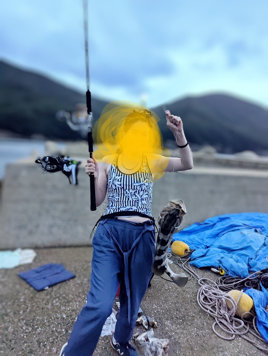 kyoueimarunaiin's tweet photo. 長崎県対馬市厳原町豆酘内院

全くの初心者、女性、船酔いで船に乗れないけど釣りがしてみたい方、民宿共栄丸から歩いて行ける波止場でアラ(クエ・マハタ)���釣れます。
今日アラを釣った釣り超初心者で力にも自信のないという女性は大喜びでした！🎣🤭 https://t.co/Qe25uTwSFg