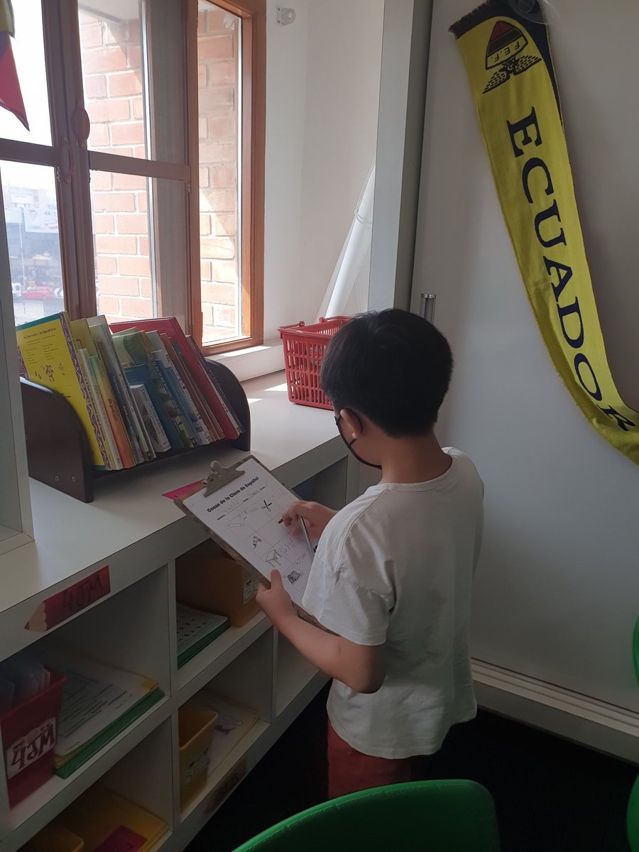 FernaLatorre's tweet photo. @AISCElementary Grade3 &amp; 4 go on a scavenger hunt. We learn by moving around, by being curious &amp; engage in fun learning Español! @AISCLanguage @AISChennai #AISCSpanish https://t.co/XHQbqmxMbU