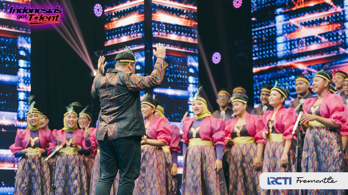 GotTalentID's tweet photo. Peserta satu-satunya yang paling rame di Indonesia's Got Talent!!🤩

Dentuman suara choir satu ini memenuhi satu studio👏🏻👏🏻

ONE STAGE, ALL TALENTS🤩✨

#IGT2022 #GOTTALENT2022

@OfficialRCTI   @Fremantle_ID https://t.co/0pOB4evsrS
