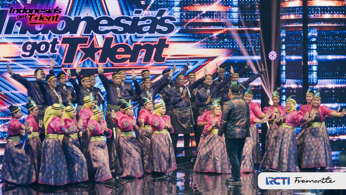 GotTalentID's tweet photo. Peserta satu-satunya yang paling rame di Indonesia's Got Talent!!🤩

Dentuman suara choir satu ini memenuhi satu studio👏🏻👏🏻

ONE STAGE, ALL TALENTS🤩✨

#IGT2022 #GOTTALENT2022

@OfficialRCTI   @Fremantle_ID https://t.co/0pOB4evsrS