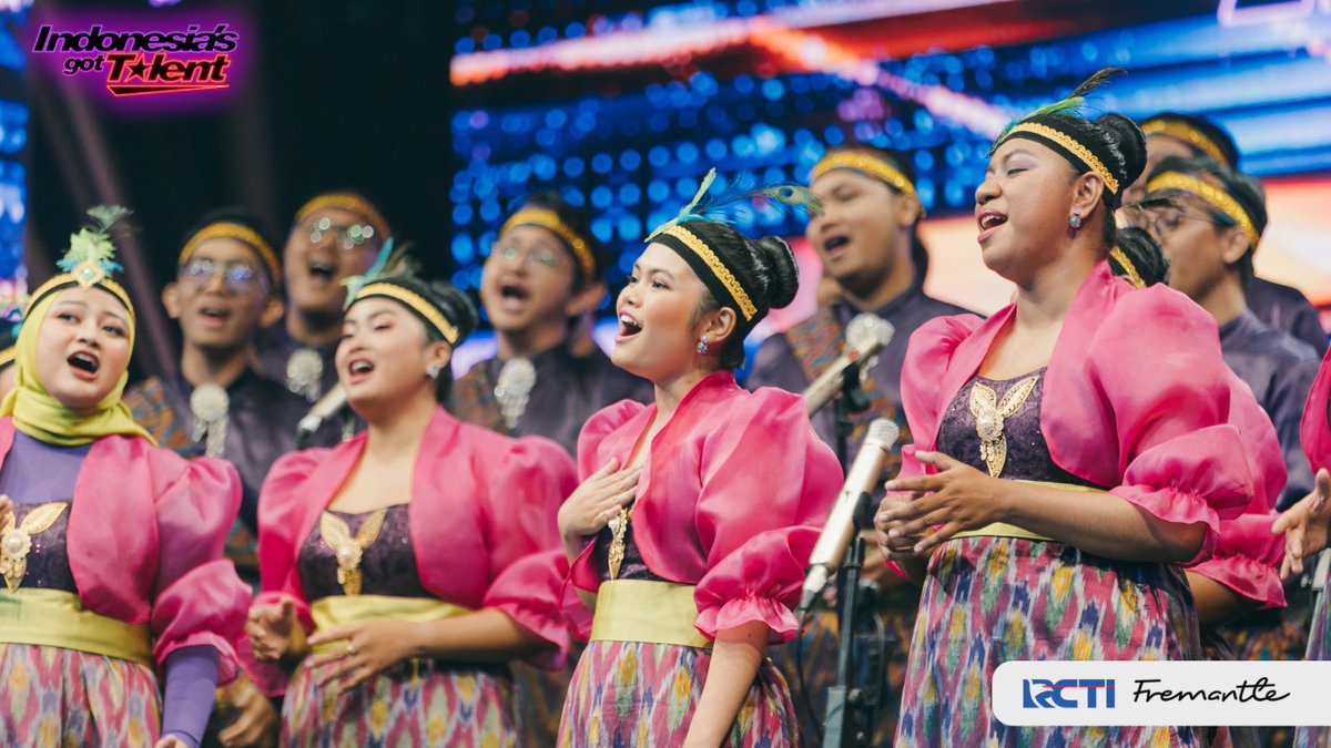 GotTalentID's tweet photo. Peserta satu-satunya yang paling rame di Indonesia's Got Talent!!🤩

Dentuman suara choir satu ini memenuhi satu studio👏🏻👏🏻

ONE STAGE, ALL TALENTS🤩✨

#IGT2022 #GOTTALENT2022

@OfficialRCTI   @Fremantle_ID https://t.co/0pOB4evsrS