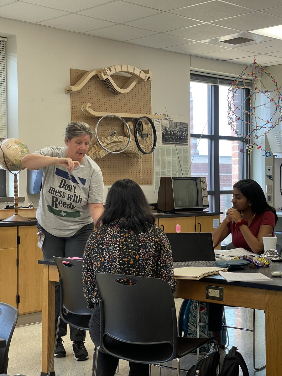 MrMaxSmith1's tweet photo. Ss in Mrs. Watson’s Physics classes are learning about electronic fields, forces, and potential energy…#charged #uncharged #electrons #ScienceRocks #RHSroar https://t.co/yfrorNM7WA