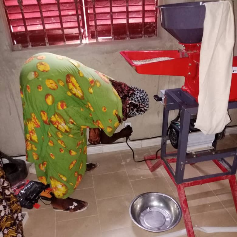 Energy4ImpactSn's tweet photo. #GBE/#APROVERT: Formation en bonnes pratiques d'utilisation des applications solaires 
Les femmes transformatrices de la banane à #Badi deviennent autonomes dans la gestion de leurs équipements solaires et anticipent les pannes. https://t.co/BCJk2QxVtv