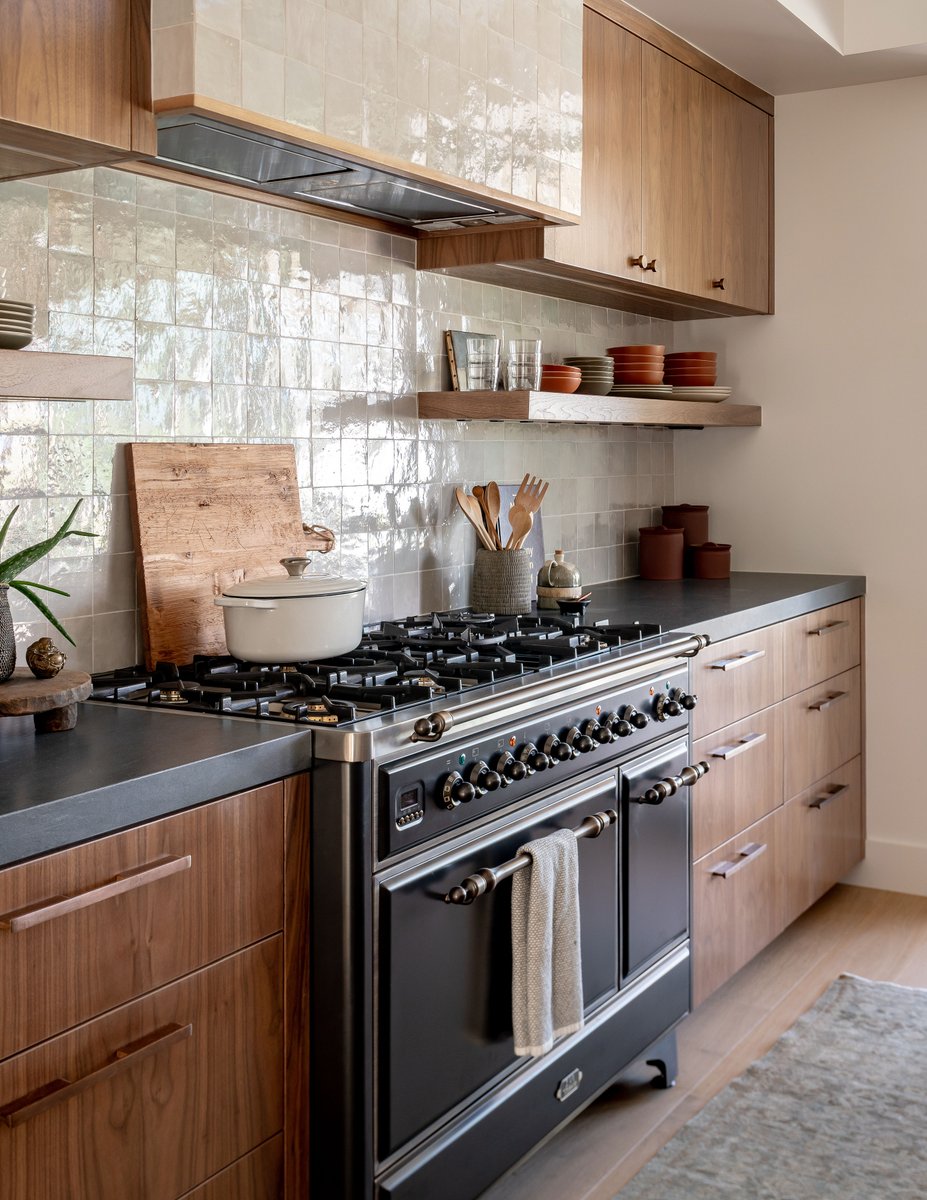 Loving this kitchen design! 

📸  Hugo Landa Garcia

#kichendesign #luxurydesign #kitchengoals #luxurykitchendesign #californiainspiredspace #interiordesign #coastalcalifornia