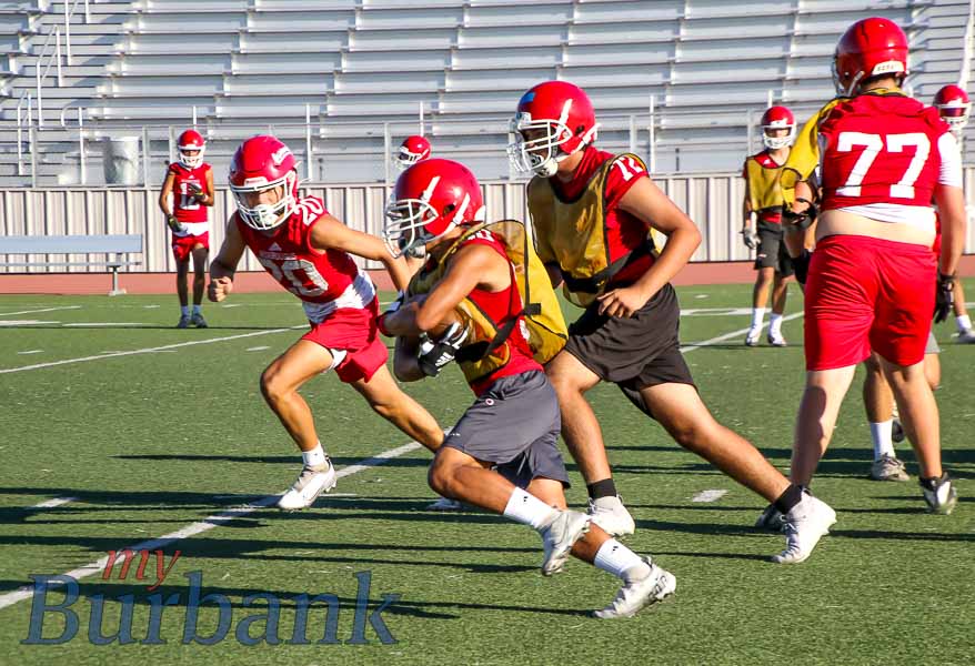 myBurbankSports's tweet photo. Burroughs Football Team Readies For Season — The Bears are young, but Coach Craven thinks the team will gain valuable experience during the season. #Adriansanchez #AeneasPichardo #AidanVazquez #AidenBerryman #AlexValenzuela #AlliCroy #AndrewPodbielski
https://t.co/9RHptL5mTD https://t.co/plJjOfnEmv
