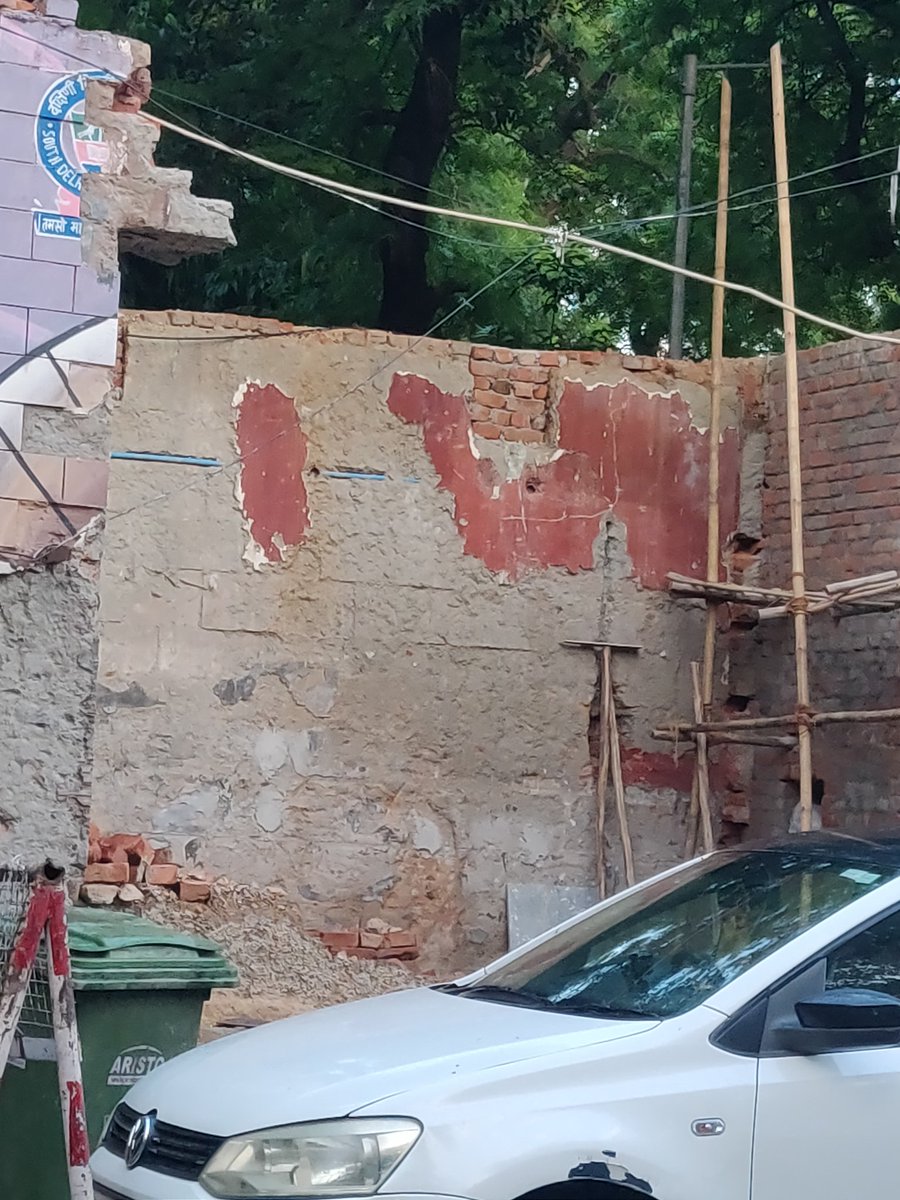 gpmrwa's tweet photo. We are sharing a few pictures of the construction work going on in Green Park Market , that's in the vicinity of Beeran ki Gumbad ( <20 meters away) and Choti Gumti, Badi Gumti (<200 meters away)

This is against your construction guidelines. Shd b stopped immediately 

@ASIGoI https://t.co/iWFoTjXEiP