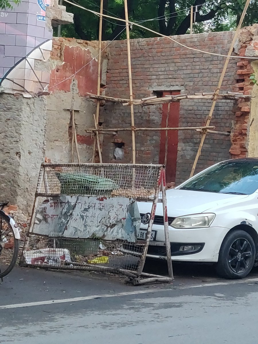 gpmrwa's tweet photo. We are sharing a few pictures of the construction work going on in Green Park Market , that's in the vicinity of Beeran ki Gumbad ( <20 meters away) and Choti Gumti, Badi Gumti (<200 meters away)

This is against your construction guidelines. Shd b stopped immediately 

@ASIGoI https://t.co/iWFoTjXEiP